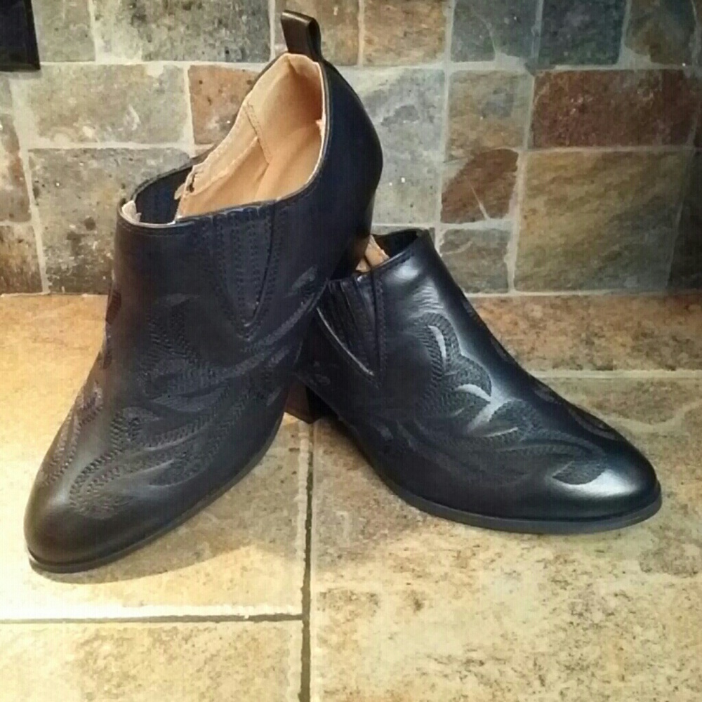 Nwot Qupid black embossed booties